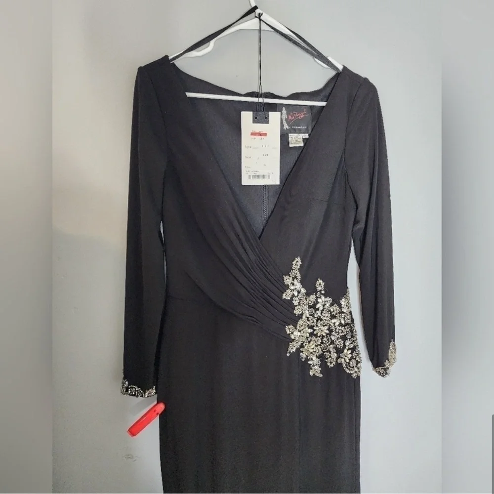 Mac Duggal NWT black FLORAL EMBELLISHED
FAUX WRAP JERSEY GOWN size 6 - Picture 7 of 11